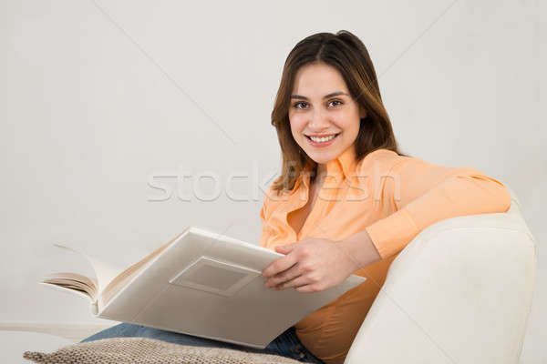 Mulher olhando feliz mulher jovem livro Foto stock © AndreyPopov