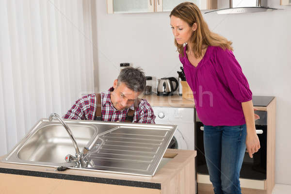 Foto stock: Encanador · aço · inoxidável · afundar · mulher · olhando