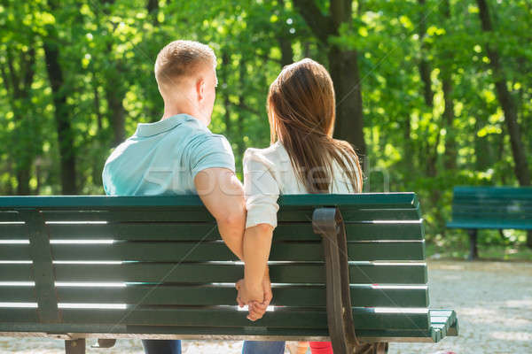 Stockfoto: Paar · vergadering · bank · samen · holding · handen · achteraanzicht