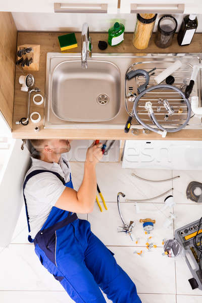 Férfi vízvezetékszerelő átfogó megjavít mosdókagyló cső Stock fotó © AndreyPopov
