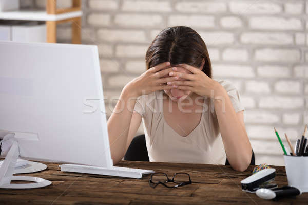 Stockfoto: Vrouw · lijden · migraine · zakenvrouw · aanraken · voorhoofd