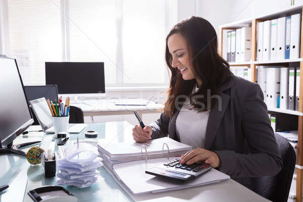 Foto stock: Feliz · empresária · projeto · de · lei · jovem · calculadora · computador