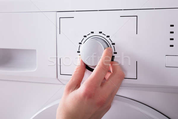 Stok fotoğraf: Kişi · düğme · çamaşır · makinesi · el