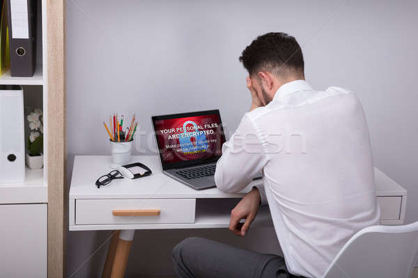 [[stock_photo]]: Bouleversé · affaires · séance · bureau · portable · écran