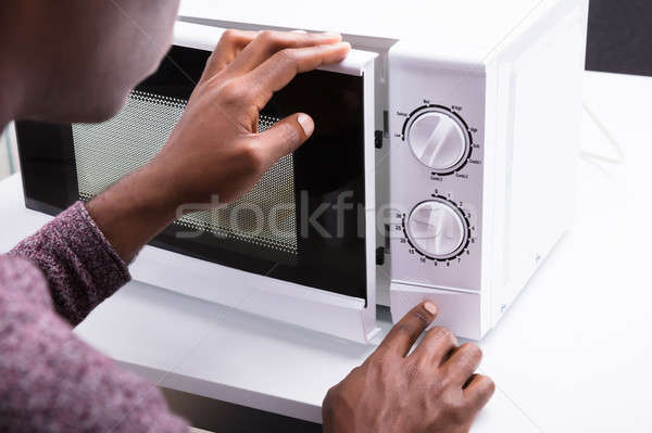 Homem botão microonda forno Foto stock © AndreyPopov