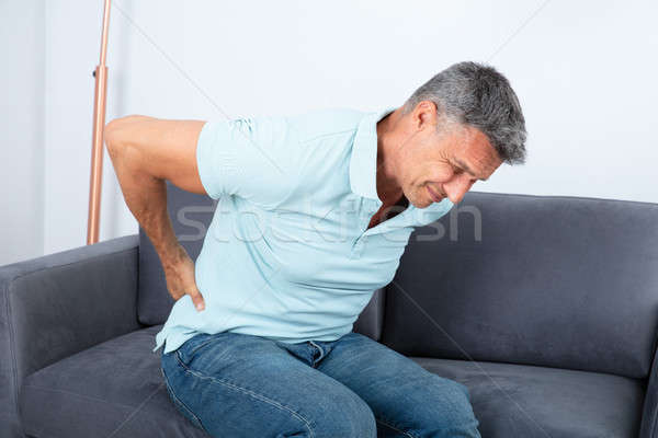 Foto stock: Hombre · maduro · sufrimiento · dolor · de · espalda · sesión · sofá · hombres
