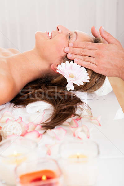 Mooie vrouw genieten spa-behandeling bloem haren glimlachend Stockfoto © AndreyPopov