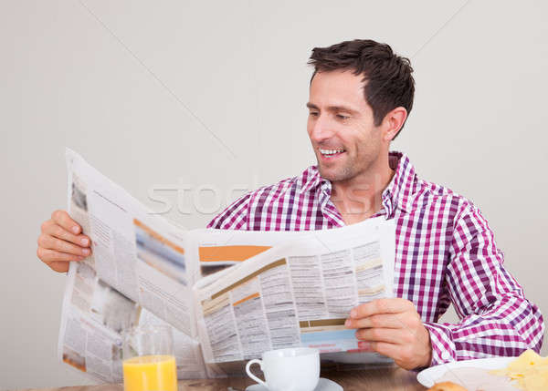 Stockfoto: Jonge · man · lezing · krant · ontbijt · portret · binnenshuis