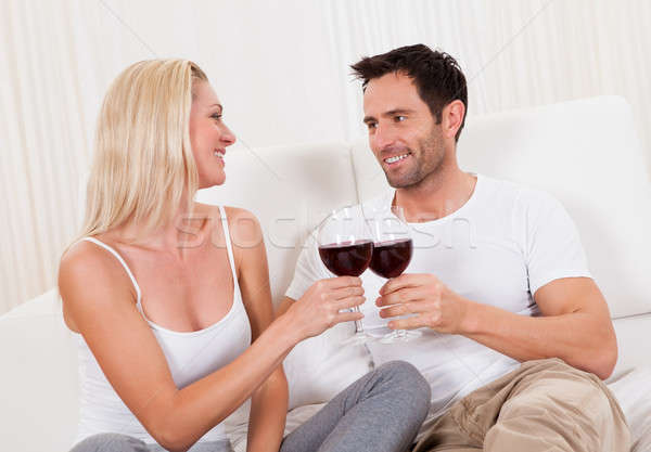 Cuplu vin rosu ocazional atractiv relaxare Imagine de stoc © AndreyPopov