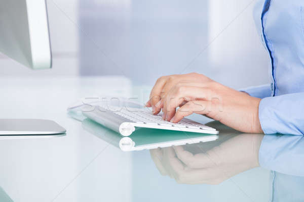 Femme d'affaires tapant clavier bureau [[stock_photo]] © AndreyPopov