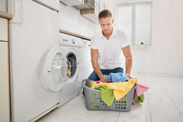 Foto stock: Homem · colorido · toalhas · máquina · de · lavar · roupa · moço