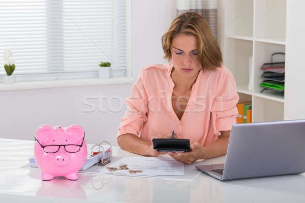 Vrouw factuur bureau jonge vrouw spaarpot geld Stockfoto © AndreyPopov