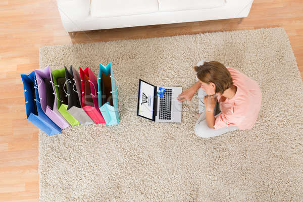 Stockfoto: Vrouw · met · behulp · van · laptop · online · winkelen · jonge · vrouw