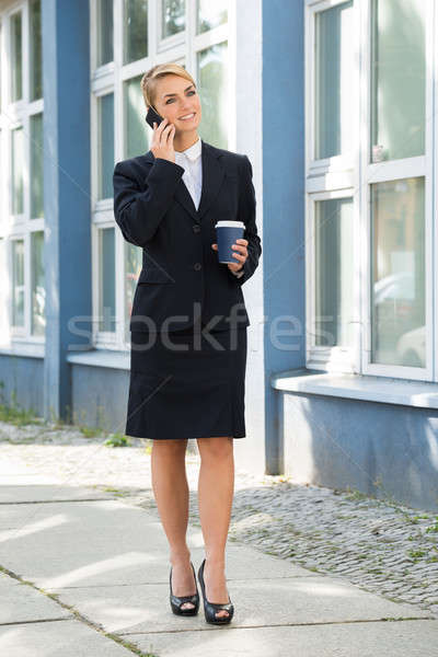 ストックフォト: 女性実業家 · 携帯電話 · 昼休み · 笑みを浮かべて · 小さな