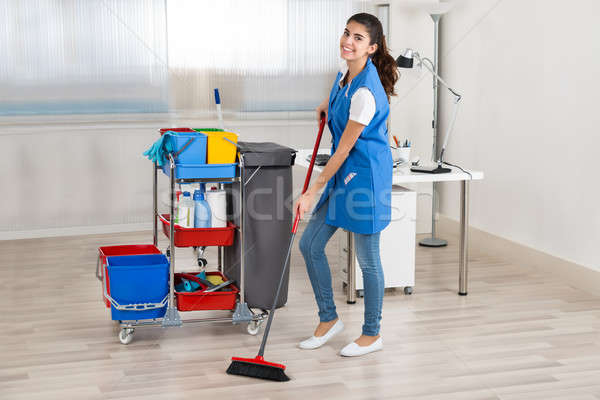 Glücklich weiblichen Hausmeister Reinigung Stock Besen Stock foto © AndreyPopov
