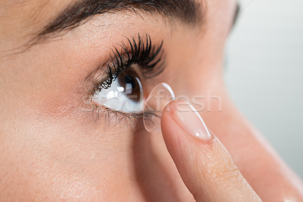 Frau tragen Kontaktlinsen home Stock foto © AndreyPopov