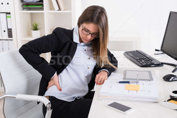 Mujer de negocios sesión silla jóvenes lugar de trabajo ordenador Foto stock © AndreyPopov