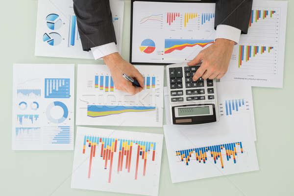 üzletember dolgozik számológép grafikon közelkép kéz Stock fotó © AndreyPopov