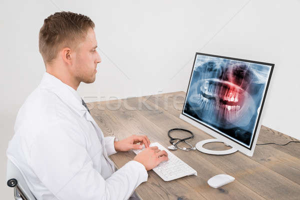 Lekarza patrząc zęby xray komputera szpitala Zdjęcia stock © AndreyPopov