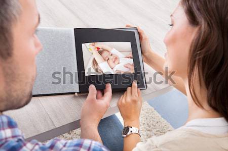Couple regarder photo numérique comprimé Photo stock © AndreyPopov