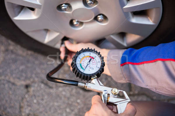 Pessoa carro pneu pressão Foto stock © AndreyPopov