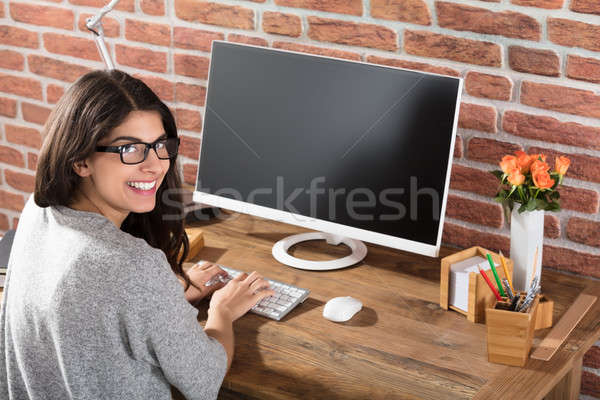 Lächelnde Frau Arbeitsplatz lächelnd arbeiten Schreibtisch Stock foto © AndreyPopov