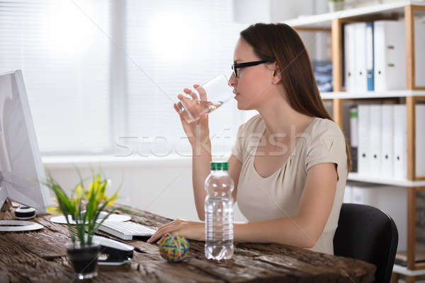 Foto stock: Mujer · agua · potable · primer · plano · ordenador