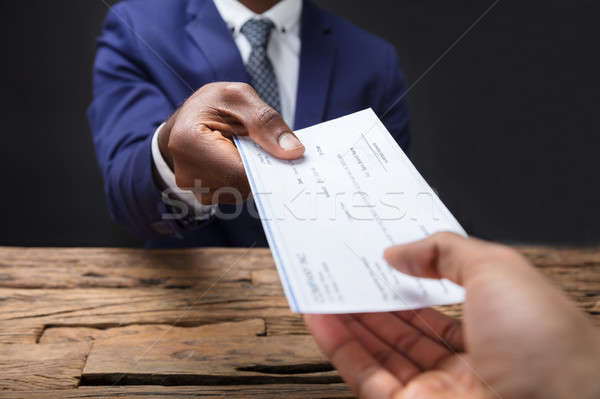 Zakenman cheque collega hand houten Stockfoto © AndreyPopov