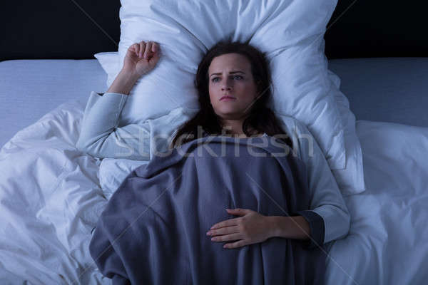 Trist femeie pat vedere noapte Imagine de stoc © AndreyPopov