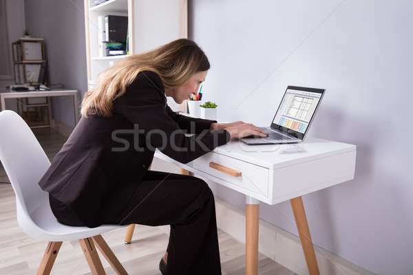 Foto stock: Mujer · de · negocios · de · trabajo · portátil · vista · lateral · maduro · oficina