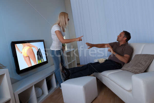 Sotie om vizionarea femeie televizor în picioare Imagine de stoc © AndreyPopov