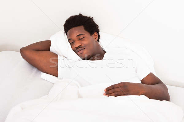 [[stock_photo]]: Jeunes · africaine · homme · dormir · lit · élégant