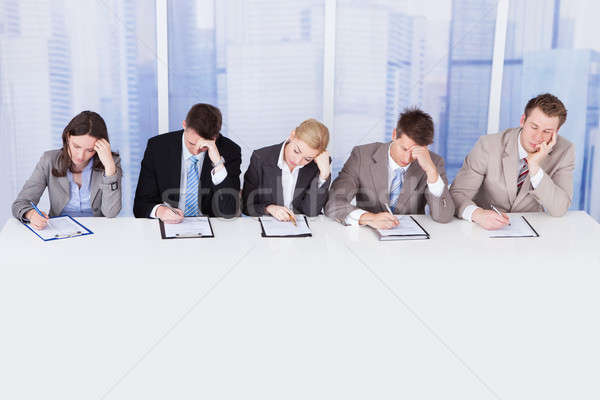 Zmęczony korporacyjnych personel tabeli grupy biuro Zdjęcia stock © AndreyPopov