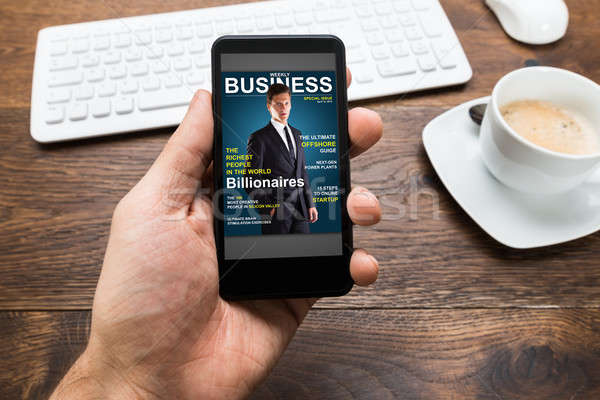 Stockfoto: Persoon · handen · mobiele · telefoon · tonen · business · nieuws