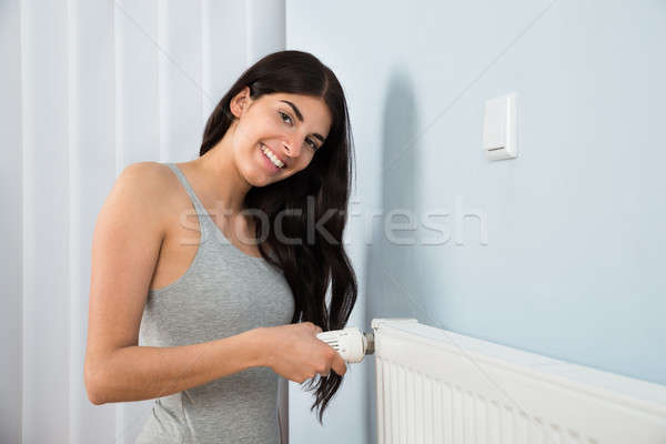 Kobieta termostat radiator młodych szczęśliwy domu Zdjęcia stock © AndreyPopov