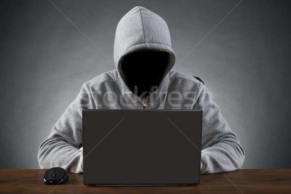 黑客 使用筆記本電腦 夾克 表 業務 筆記本電腦 商業照片 © AndreyPopov