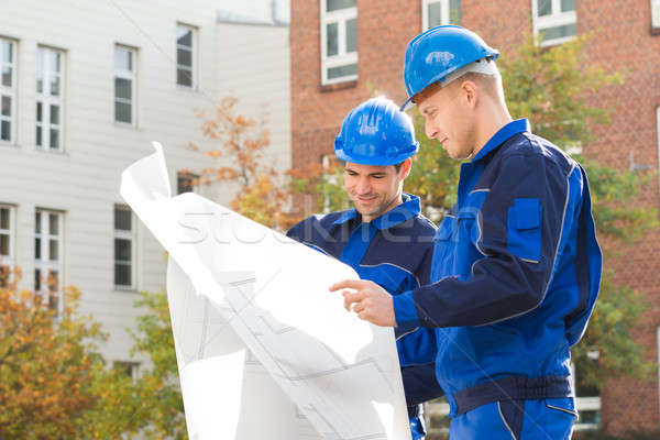 Stockfoto: Blauwdruk · samen · jonge · mannelijke · buitenshuis · papier