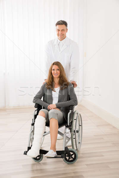 Foto stock: Médico · mulher · cadeira · de · rodas · médico · do · sexo · masculino · feliz · sessão