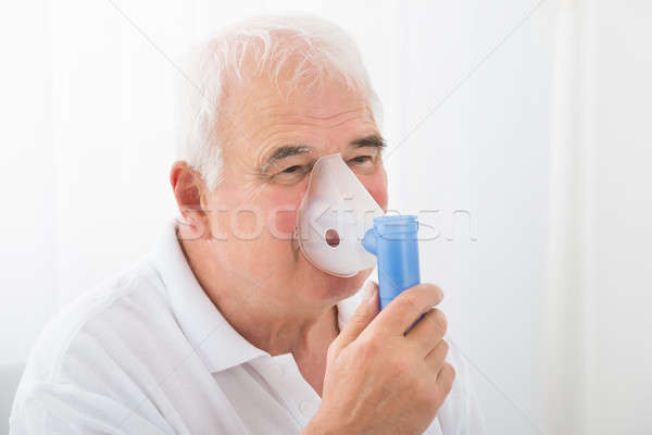 Om masca de oxigen senior clinică acasă Imagine de stoc © AndreyPopov