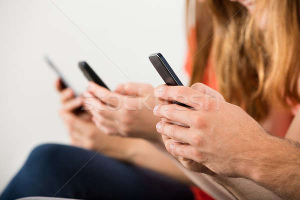 Mensen mobiele telefoon vrouw familie hand Stockfoto © AndreyPopov