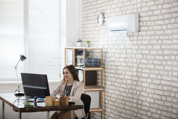 Geschäftsfrau arbeiten Büro Klimaanlage glücklich jungen Stock foto © AndreyPopov