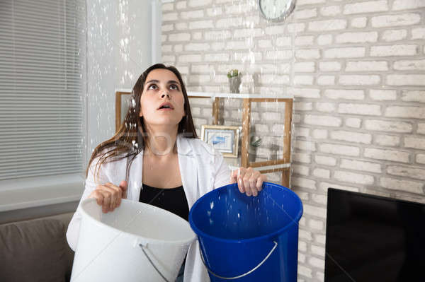 Stockfoto: Vrouw · verzamelen · water · emmer · bezorgd