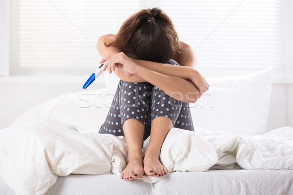 Depressiv Frau Schwangerschaftstest Sitzung Bett Stock foto © AndreyPopov