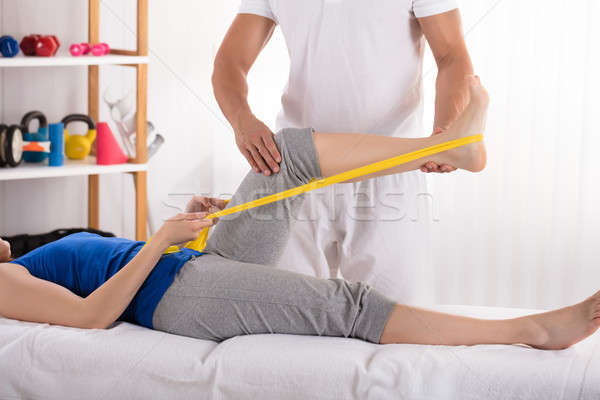 Picior tratament exercita bandă femeie galben Imagine de stoc © AndreyPopov