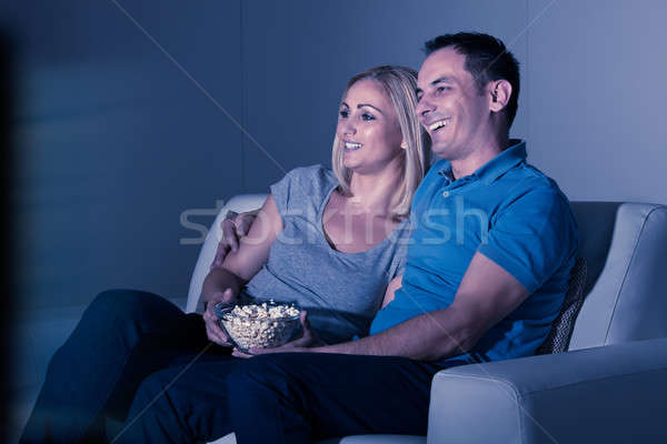 Gelukkig paar eten popcorn home Stockfoto © AndreyPopov