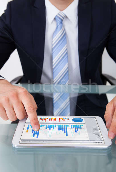 Zakenman grafieken digitale tablet kantoor bureau Stockfoto © AndreyPopov