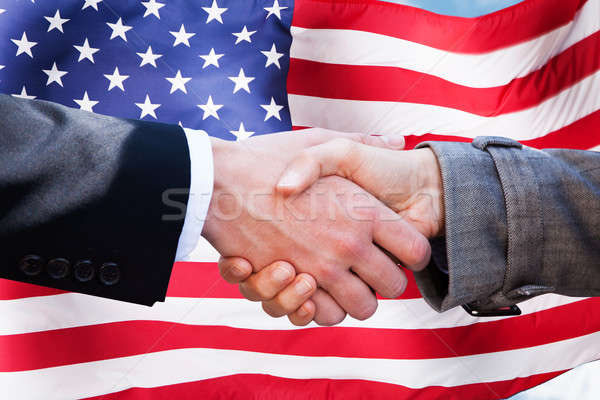 Foto stock: Dois · aperto · de · mãos · bandeira · americana · aperto · de · mão