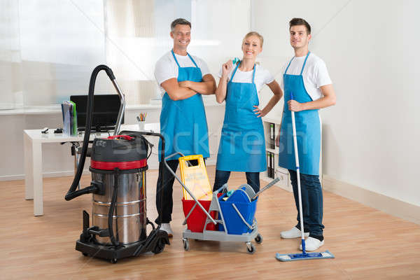 Aspirateur nettoyage heureux bureau ordinateur [[stock_photo]] © AndreyPopov