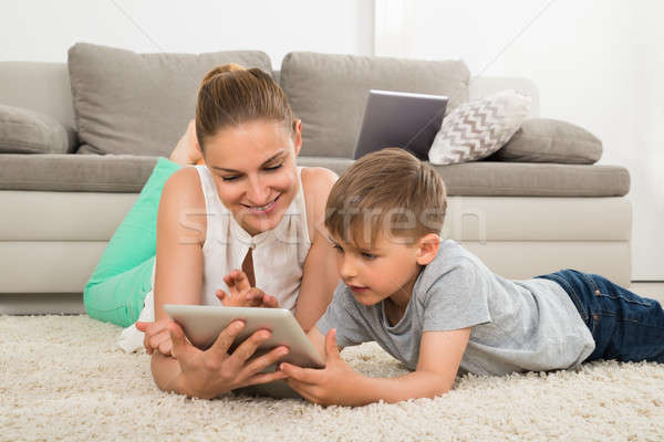 Stock foto: Mutter · Sohn · digitalen · Tablet · lächelnd · Teppich