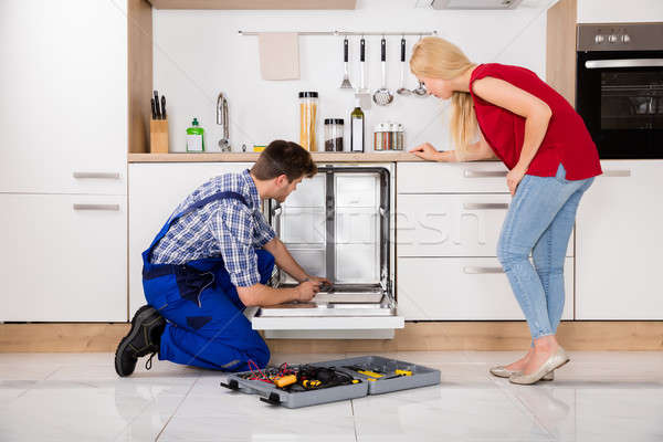 [[stock_photo]]: Femme · regarder · lave-vaisselle · jeune · femme